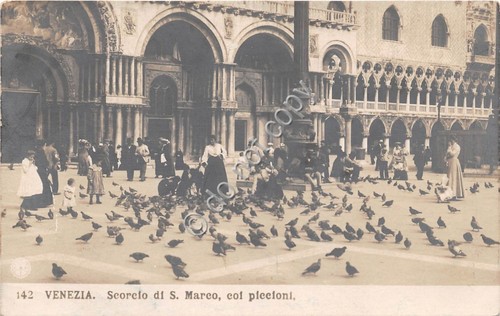 Cartolina Venezia San Marco con piccioni animata abiti dell'epoca