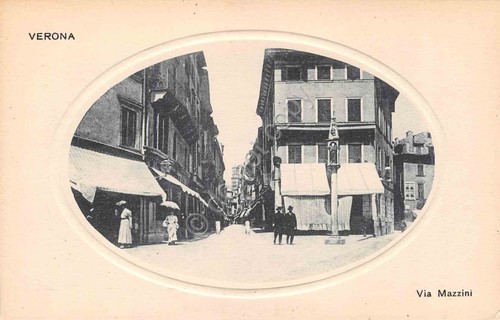 Cartolina Verona Via Mazzini animata con ovale in rilevo