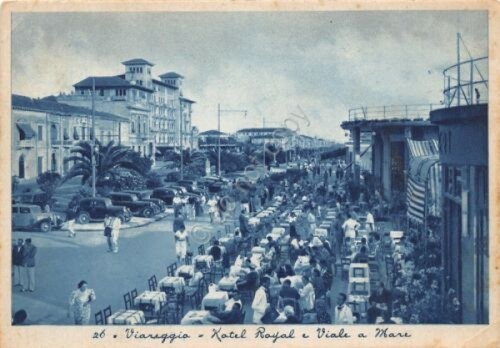 Cartolina Viareggio Hotel Royal e viale a mare animata auto …