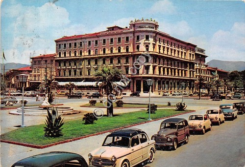 Cartolina Viareggio Piazza Puccini auto d'epoca 1964