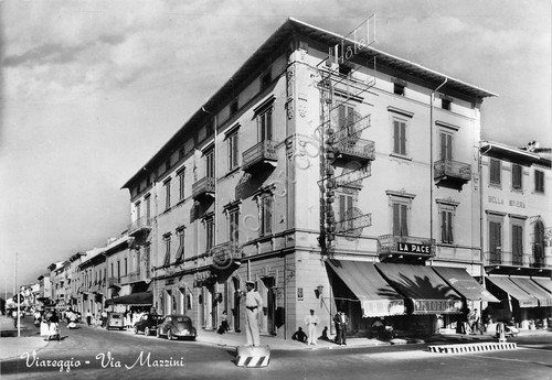 Cartolina Viareggio Via Mazzini Hotel La Pace vigile auto anni …