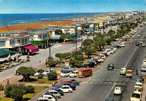 Cartolina Viareggio viali lungomare 1978 stabilimenti auto (Lucca)