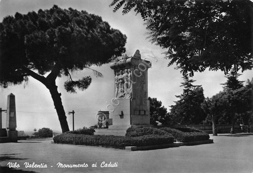 Cartolina Vibo Valentia Monumento ai Caduti anni '50