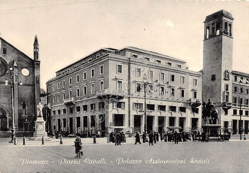 Cartolina Vicenza Piazza Cavalli Palazzo Assicurazioni Sociali animata Timbro 54