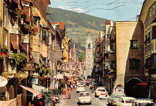 Cartolina Vipiteno via del paese animata auto 1970