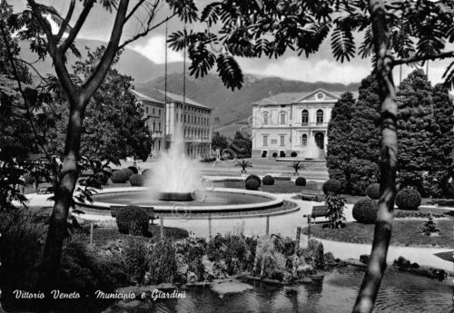 Cartolina Vittorio Veneto Municipio e giardini (Treviso)