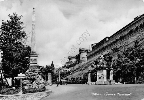 Cartolina Volterra Ponti e Monumenti auto d'epoca animata 1956