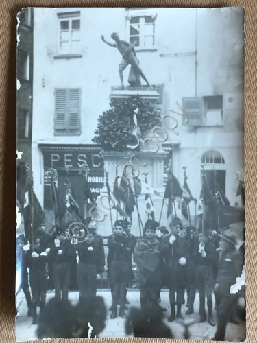 Fotografia d'epoca - Gruppo di Balilla davanti al monumento - …