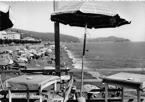Lavagna spiaggia animata ombrelloni terrazza 1956