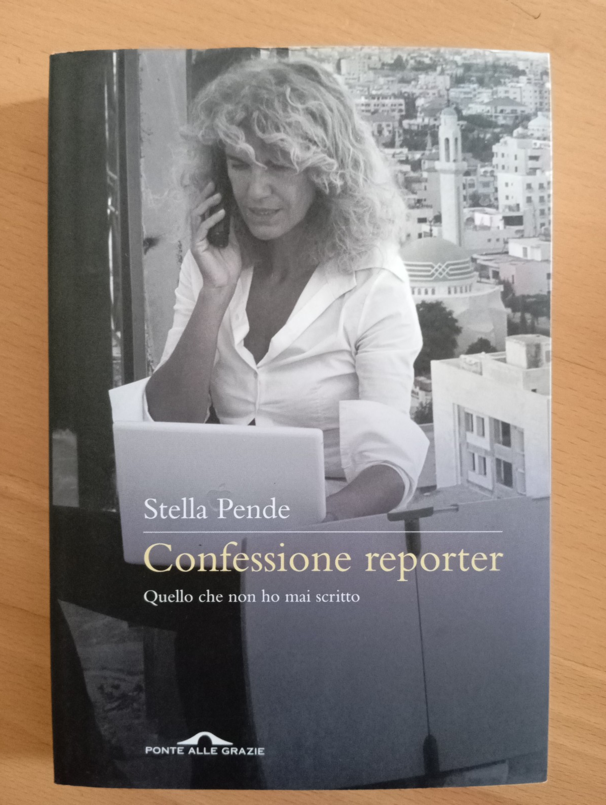 Confessione reporter, Stella Pende, Ponte alle Grazie, 2011