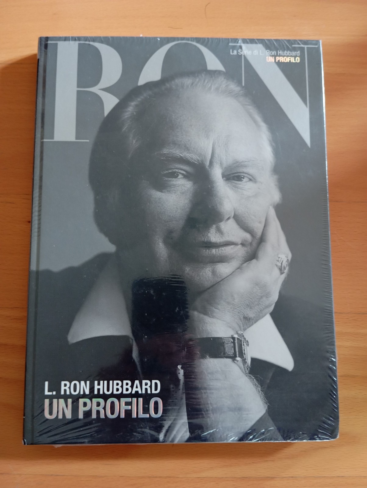 L. Ron Hubbard, un profilo, libro nuovo ancora chiuso