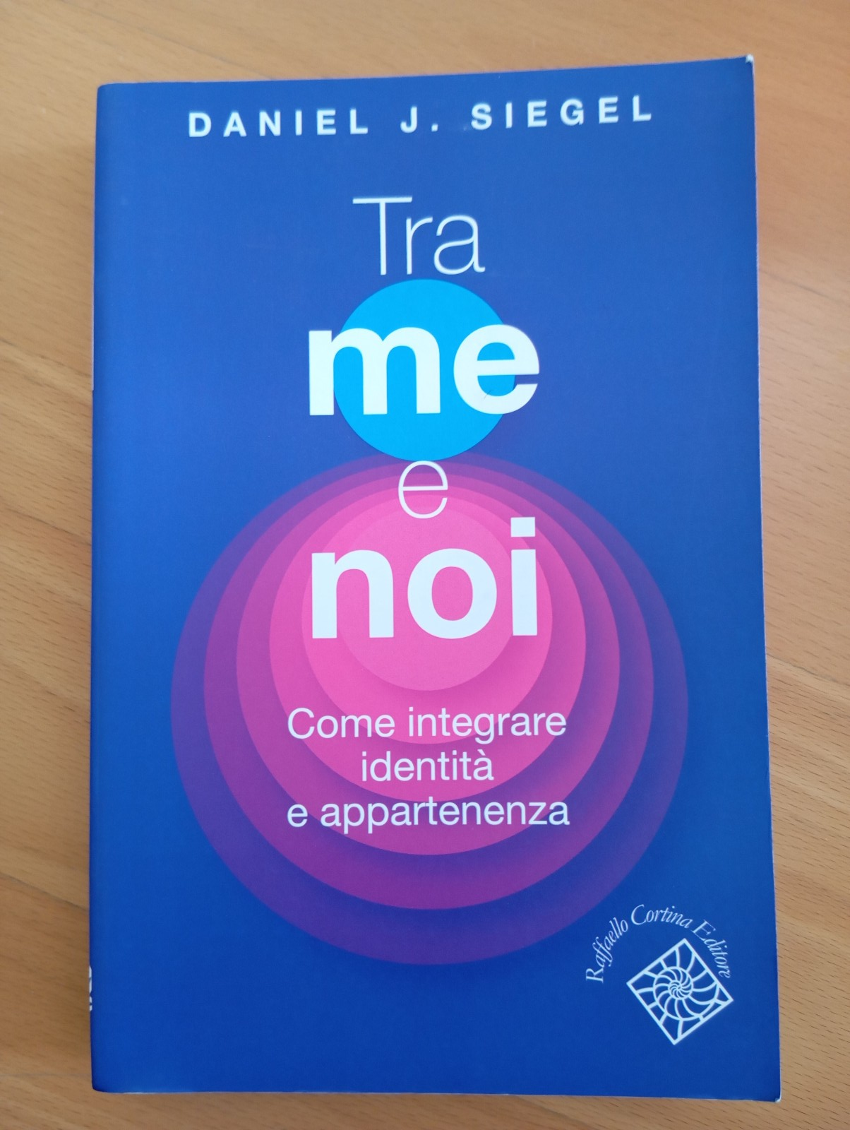 Tra me e noi, Daniel J. Siegel, Raffaello Cortina, 2023