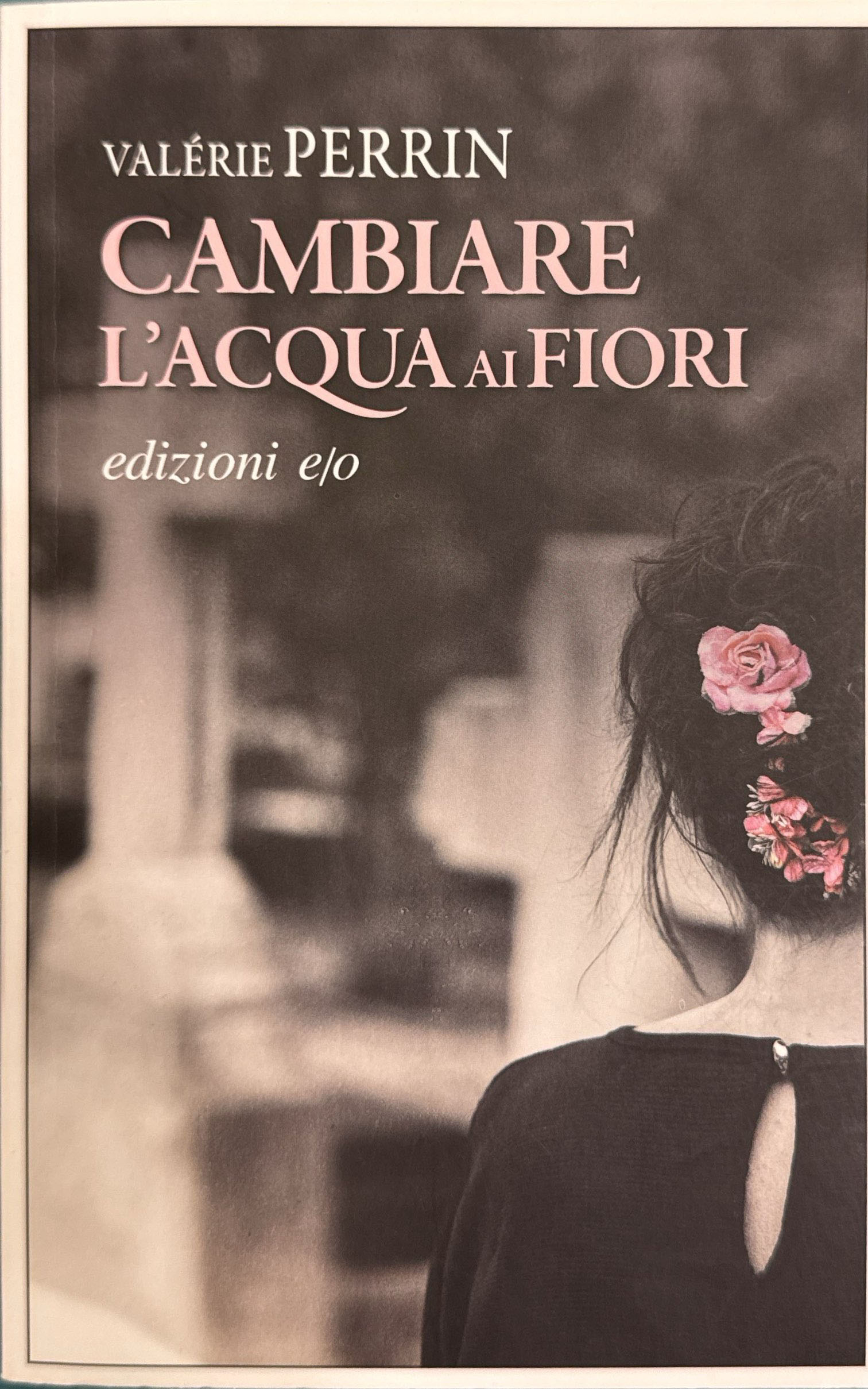 Cambiare l'acqua ai fiori