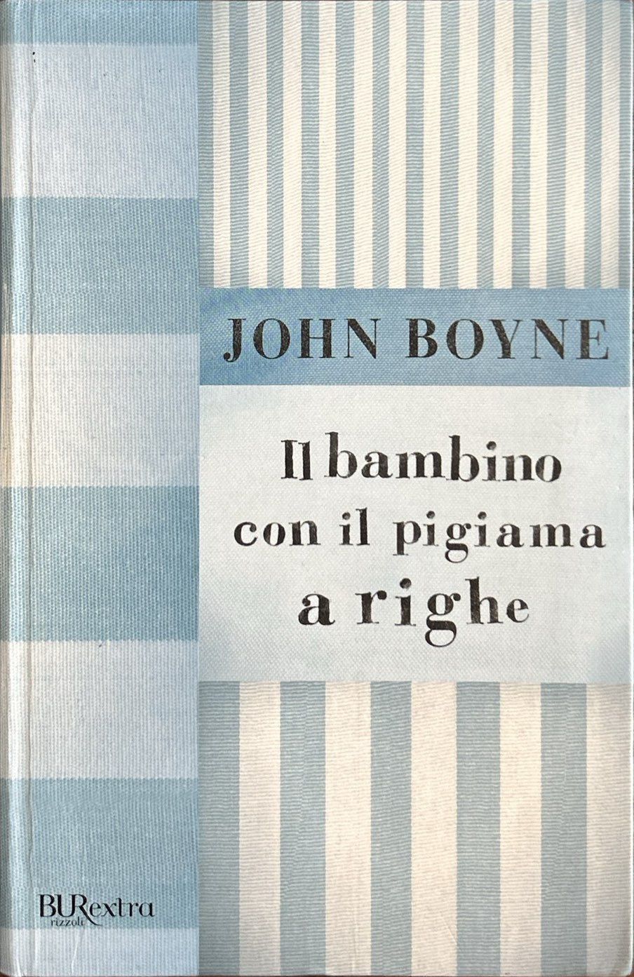 Il bambino con il pigiama a righe