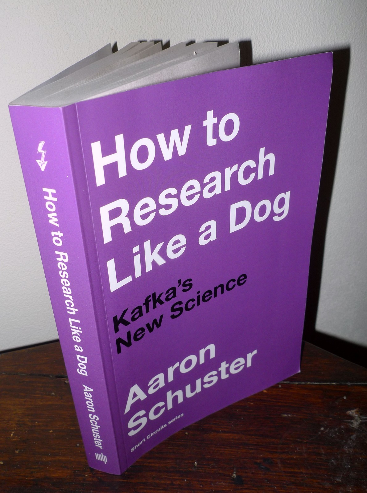 Aaron Schuster,HOW TO RESEARCH LIKE A DOG.KAFKA'S NEW SCIENCE,2024 MIT[FILOSOFIA