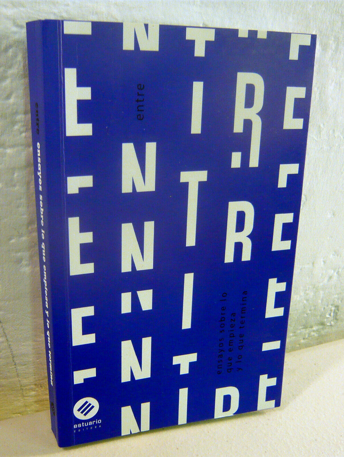 ENTRE.Ensayos sobre lo que empieza y lo que termina,2017[politica,Uruguay