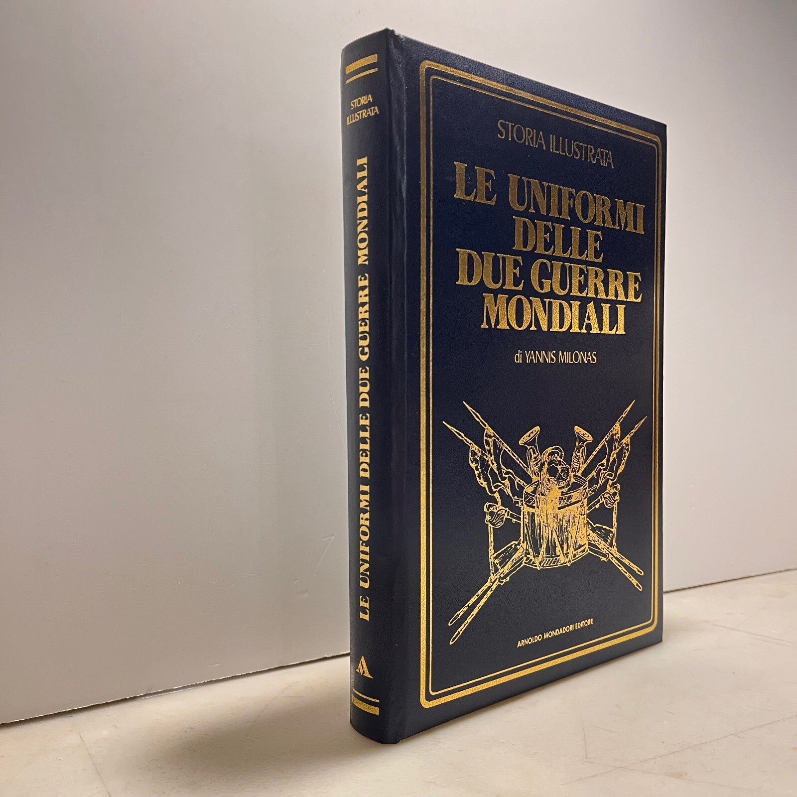 Milonas,LE UNIFORMI DELLE DUE GUERRE MONDIALI,Mondadori 1977