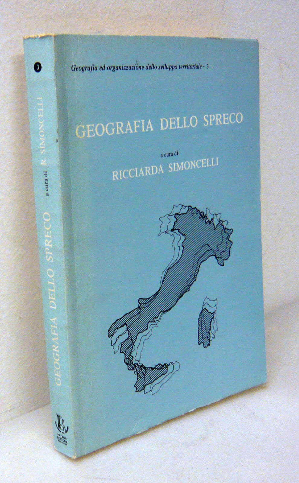 Simoncelli,GEOGRAFIA DELLO SPRECO,1981 Patron[sviluppo territoriale,economia