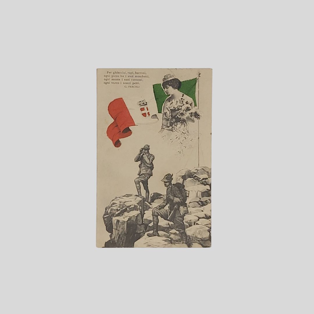 Alpini di vedetta. Tricolore e Italia turrita.