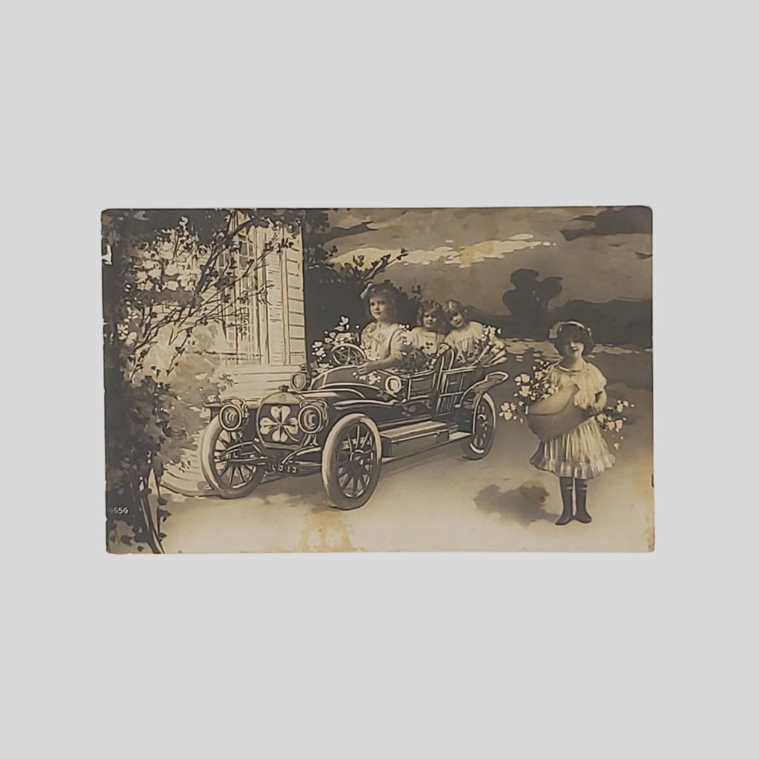 Automobile con bambine e fiori.
