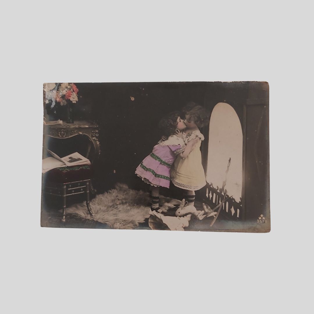 Bambine che si baciano.