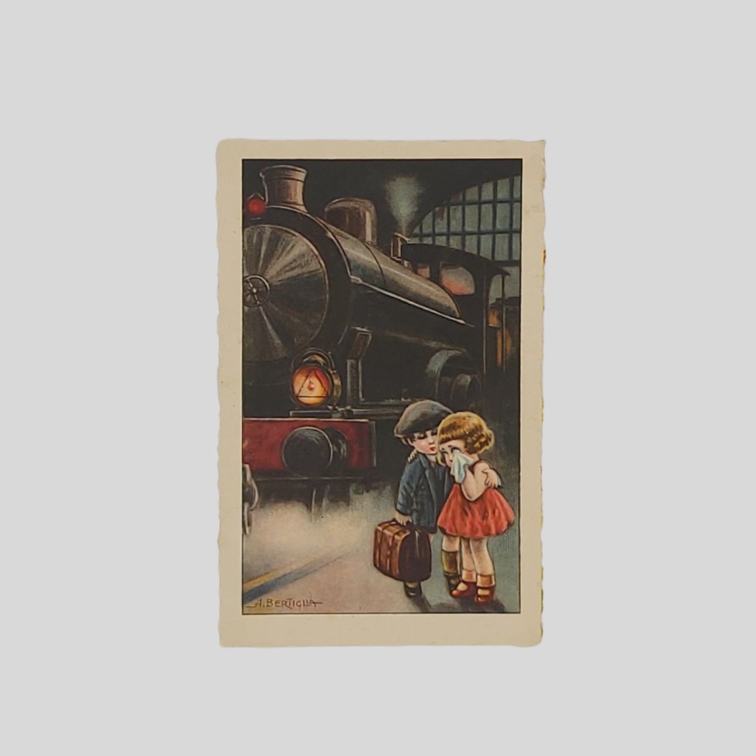 Bambini innamorati ai binari del treno.
