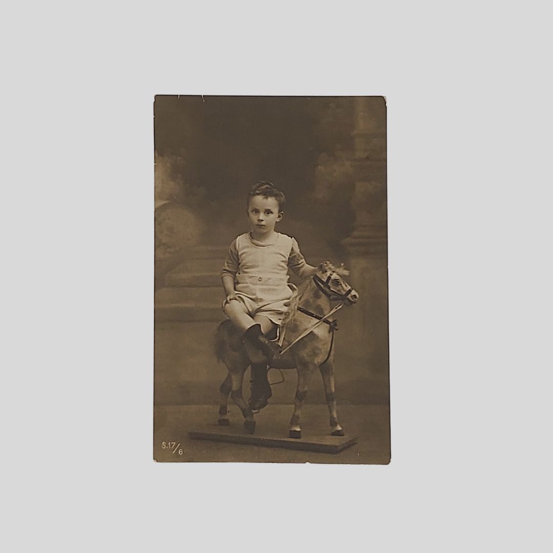 Bambino cavallo a dondolo.