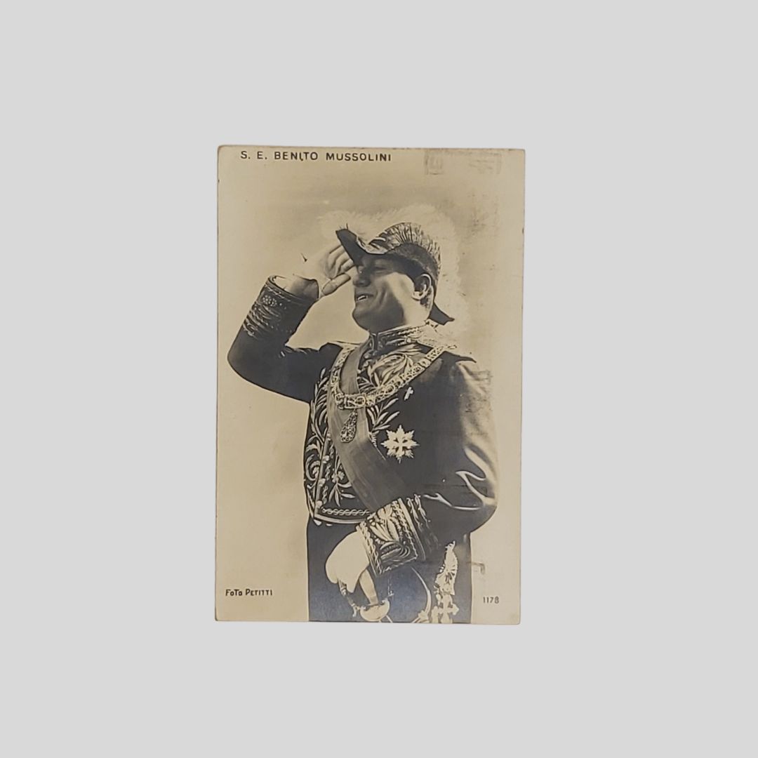 Benito Mussolini in feluca e uniforme diplomatica.