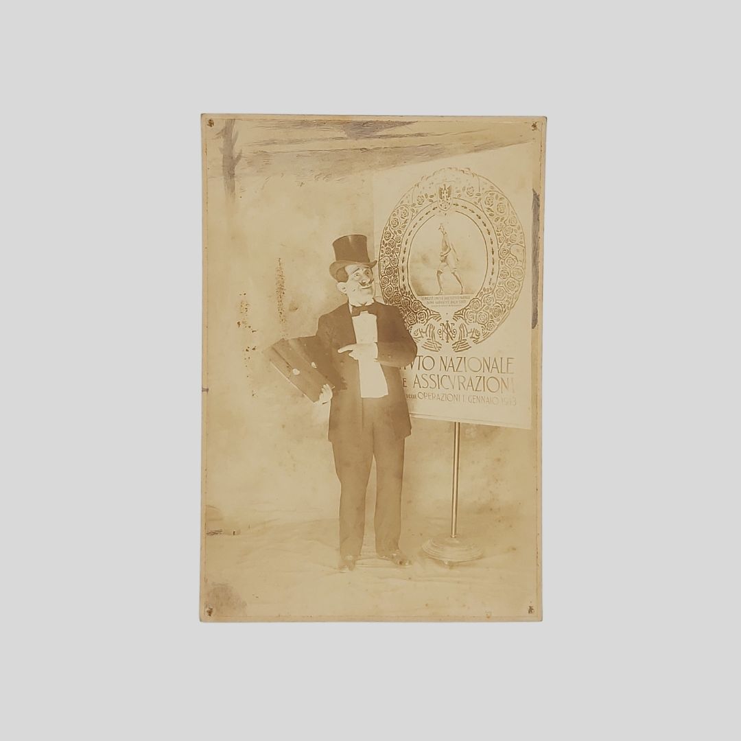 DELLA ROSSA Gennaro. Fotografia in abiti di scena.