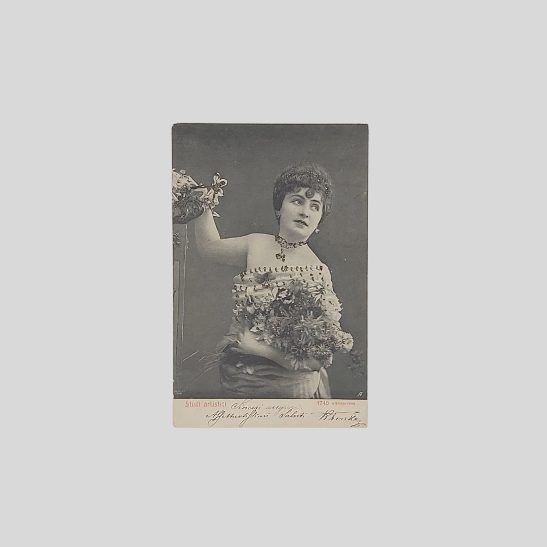Donna con fiori.