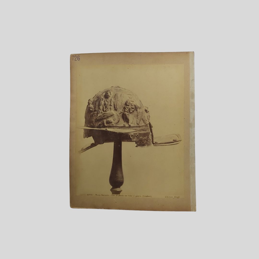 Elmo di parata con trofei di guerra. Napoli Museo Nazionale. …