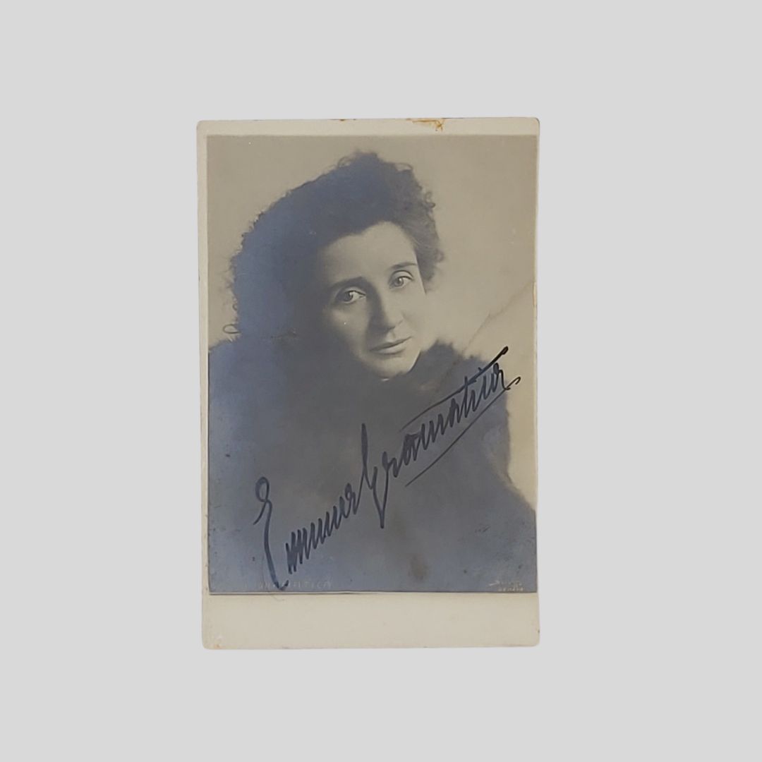 Firma autografa su cartolina fotografica. Studio fotografico Sciutto-Genova.
