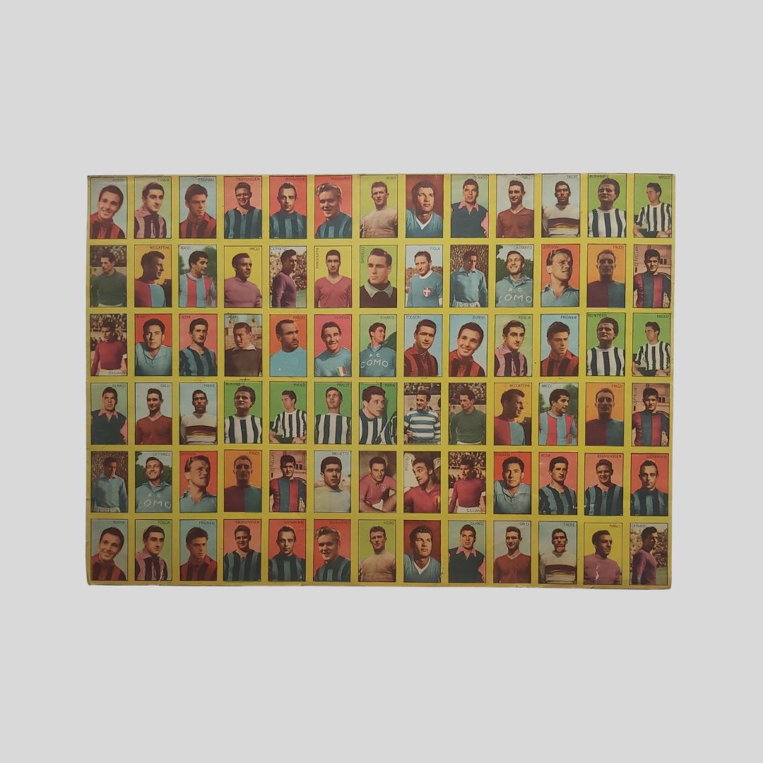 Foglio in cartoncino contenente 78 figurine raffiguranti calciatori della massima …