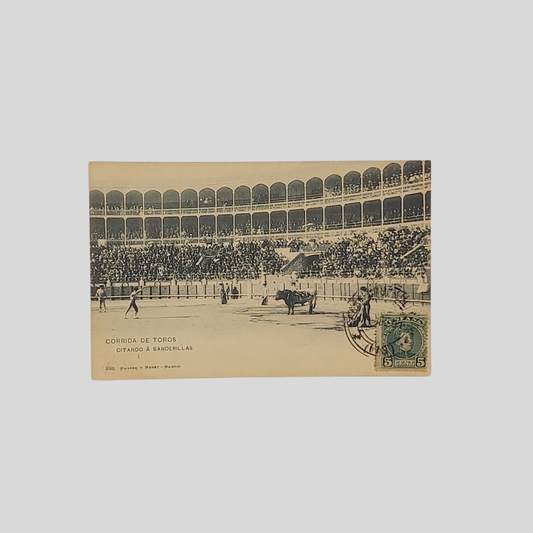 Madrid. Corrida de Toros. Citando a Banderillas.