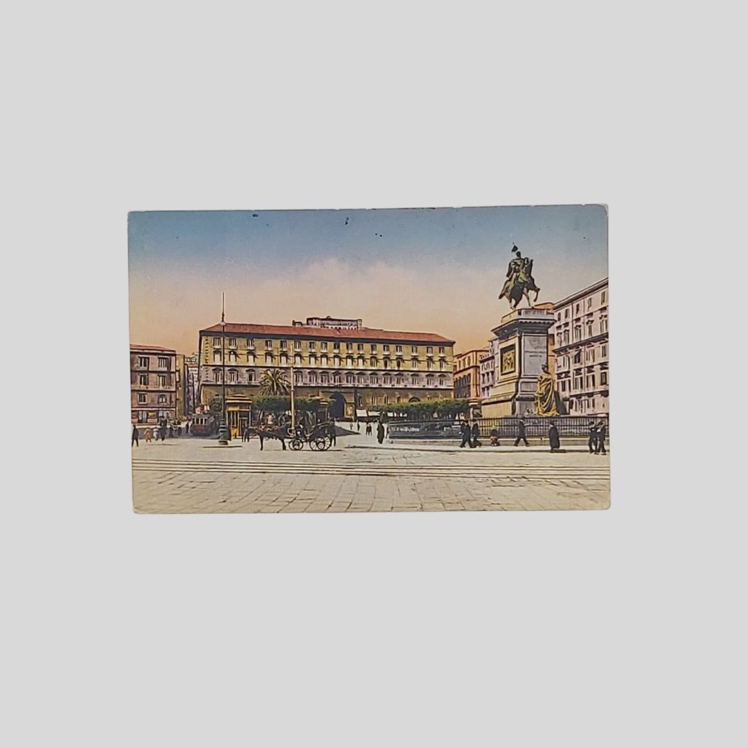 Napoli. Piazza Municipio e monumento a Vittorio Emanuele II.
