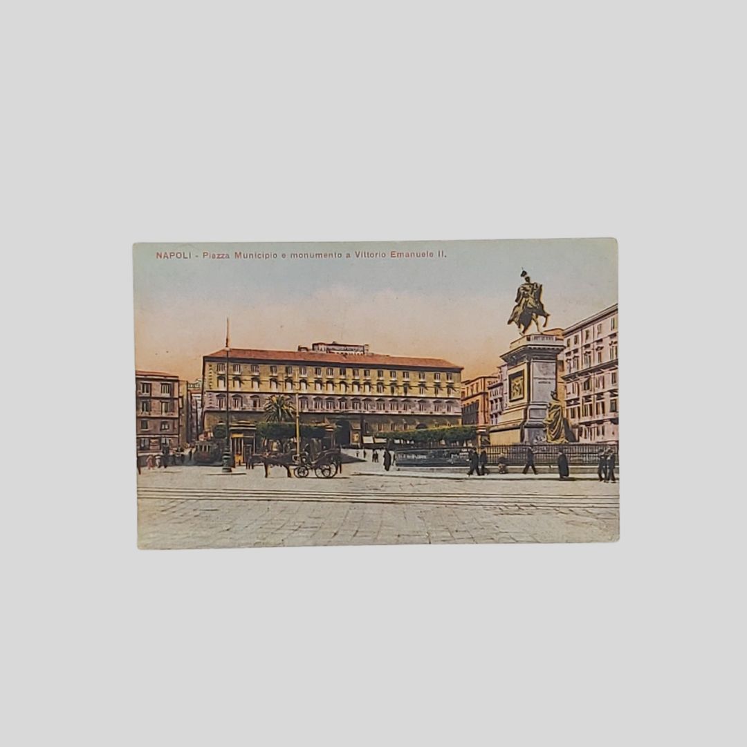 Napoli. Piazza Municipio e monumento a Vittorio Emanuele II.