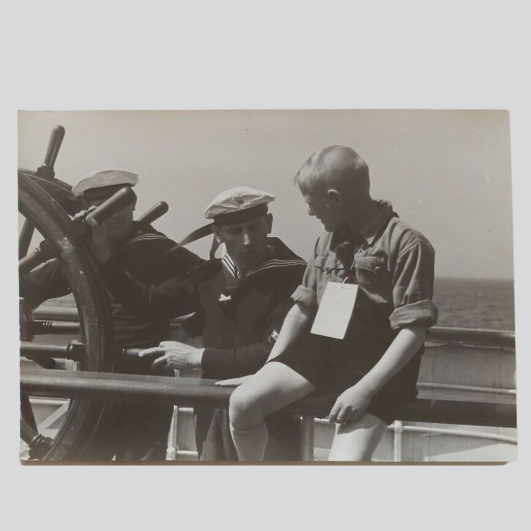 Ragazzo della gioventù hitleriana (HJ) con marinai della Kriegsmarine.