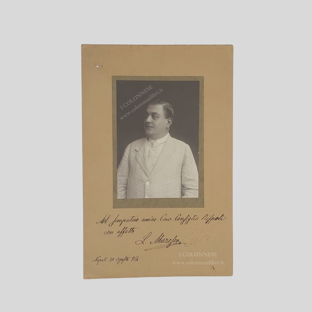 Ritratto fotografico con dedica e firma autografa a inchiostro nero. …