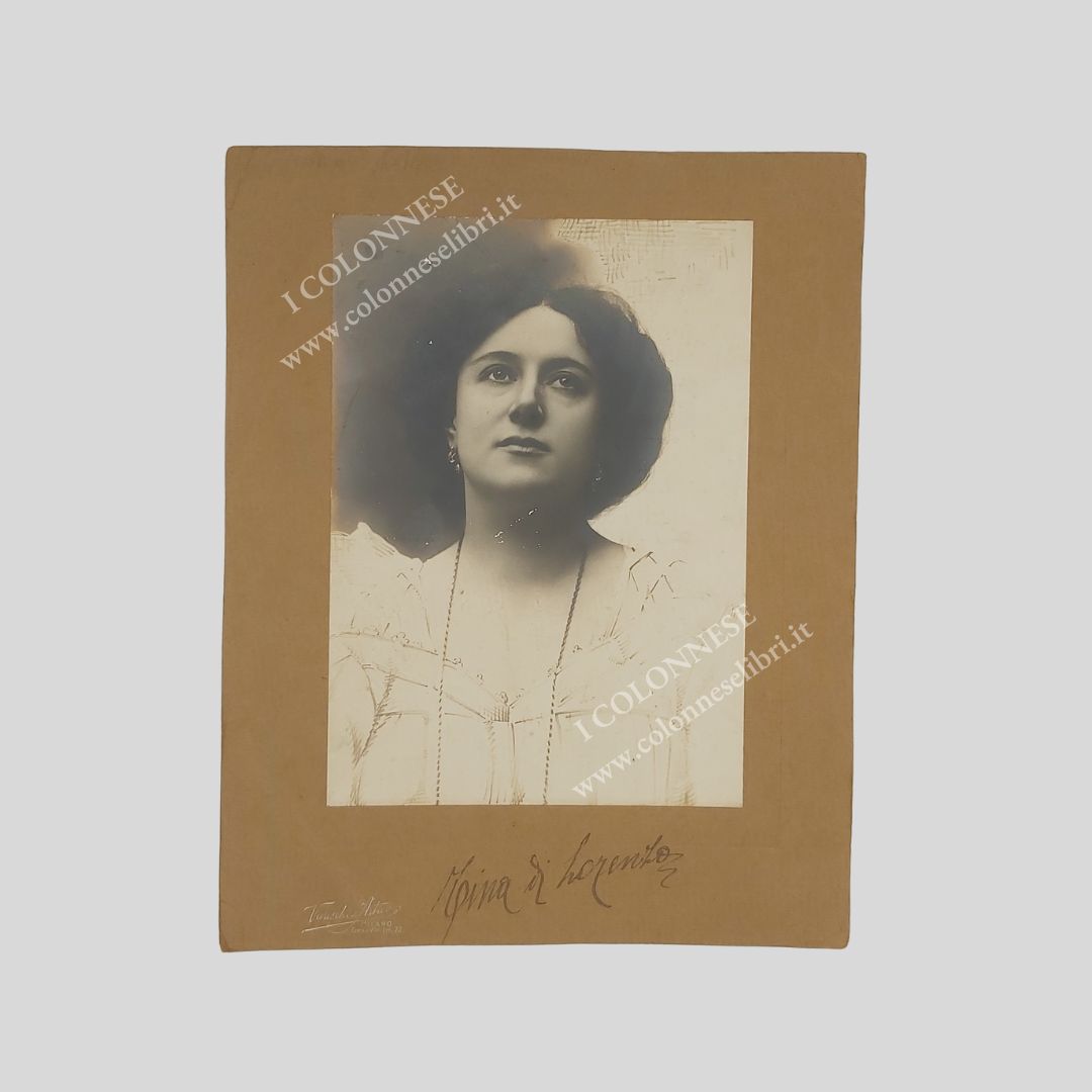 Ritratto fotografico con firma autografa.