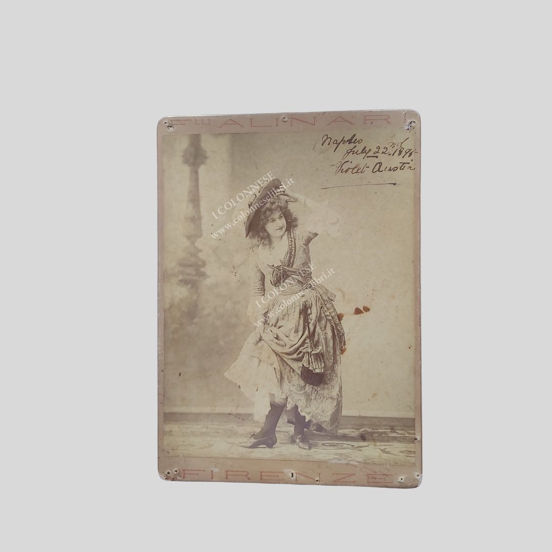 Ritratto fotografico con firma autografa. Datata ‘Naples july 22 1895’.