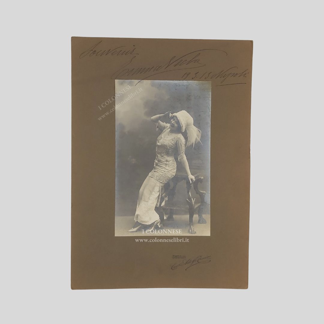 Ritratto fotografico con firma autografa datato “Napoli 19.3.1913”.