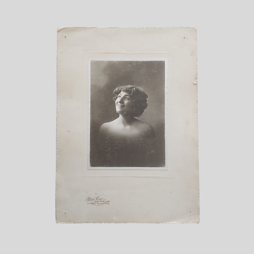 Ritratto fotografico di profilo.