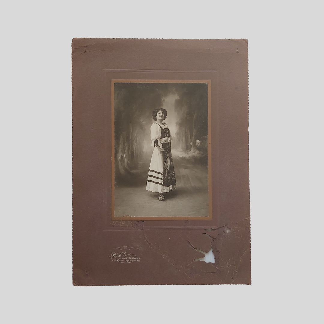 Ritratto fotografico in abiti di scena.