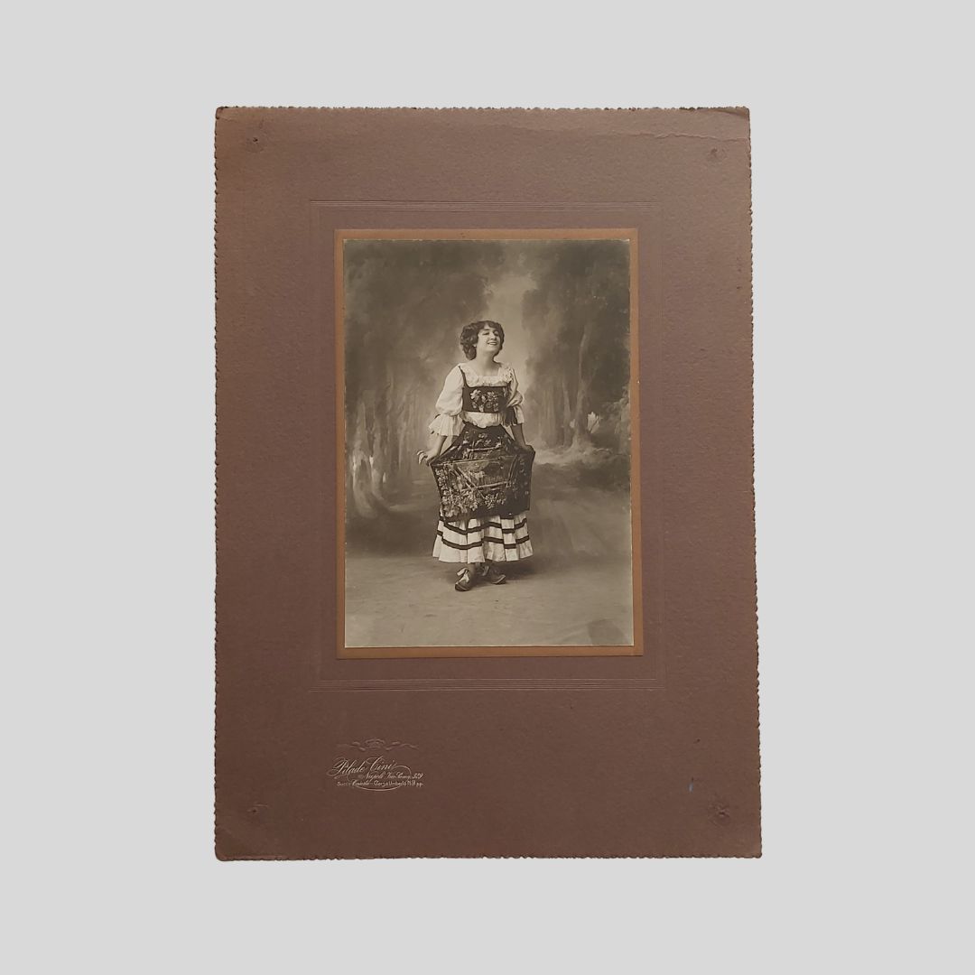 Ritratto fotografico in abiti di scena.