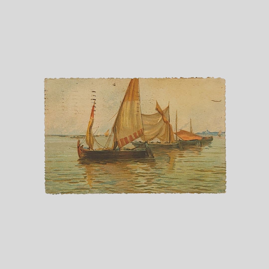 Scena marina con barche a vela in primo piano.