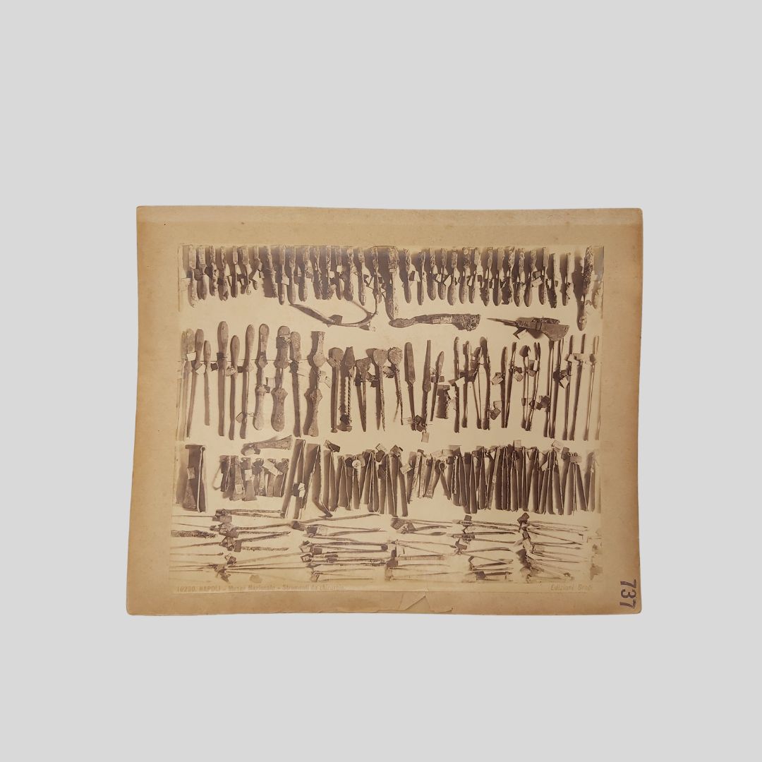 Strumenti da chirurgia. Napoli Museo Nazionale. Edizioni Brogi.