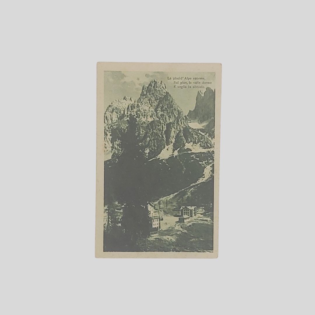 Versi, con panorama montuoso.