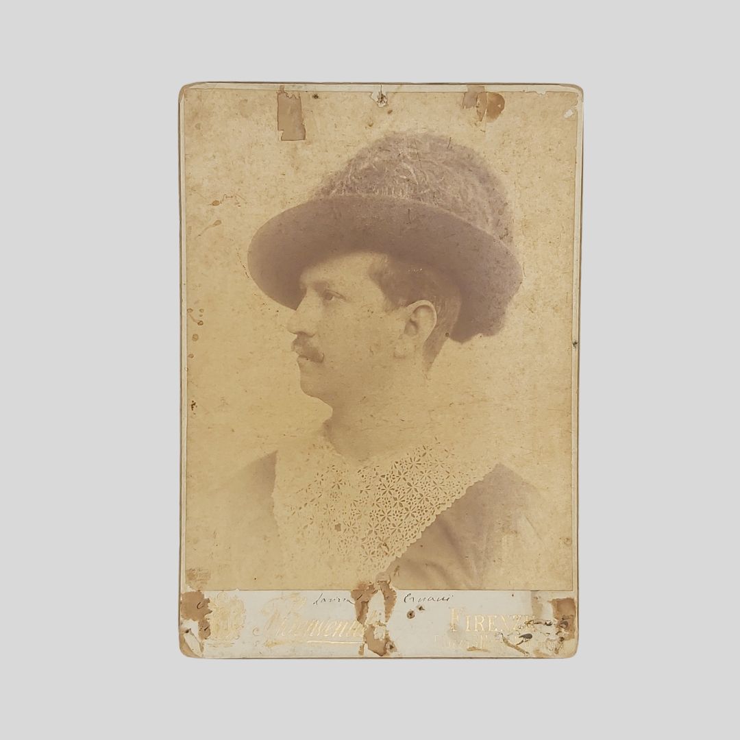 Vincenzo Larizza [Napoli 1862-1902] Tenore. Ritratto fotografico in abiti di …