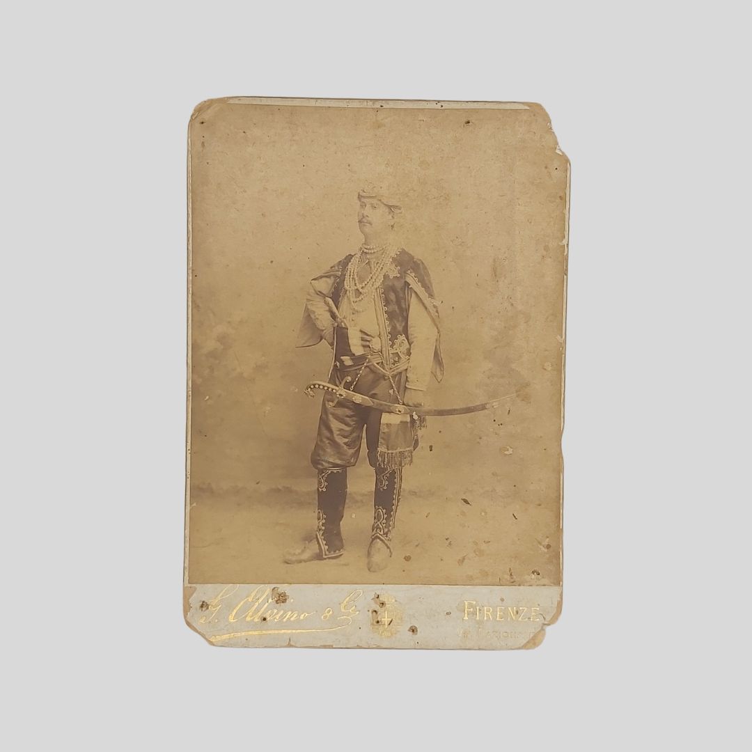 Vincenzo Larizza [Napoli 1862-1902] Tenore. Ritratto fotografico in abiti di …