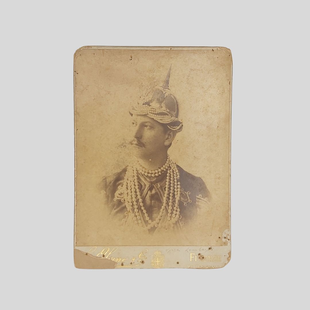 Vincenzo Larizza [Napoli 1862-1902] Tenore. Ritratto fotografico in abiti di …